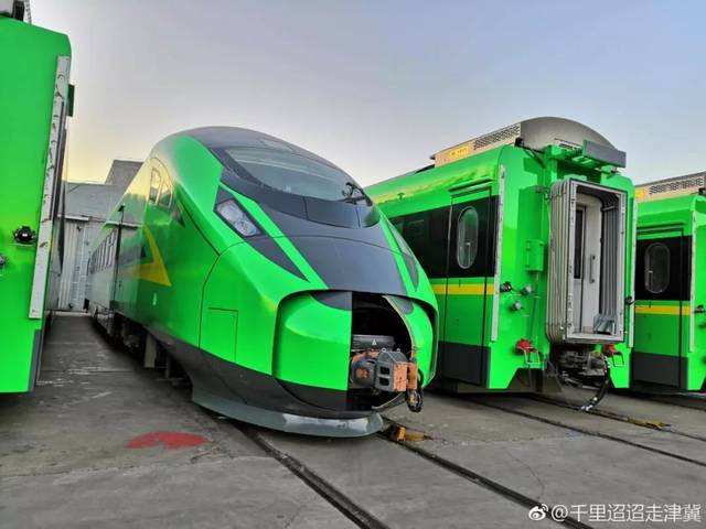 奇葩动车组黑色,绿色动车组