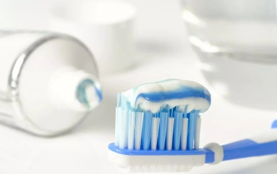 使用牙膏的五大误区,牙膏有哪些误区