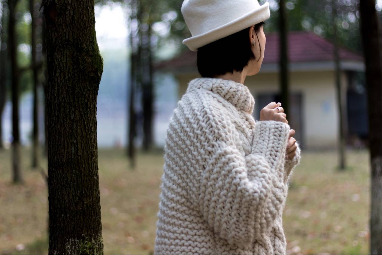 年轻女士的棒针圆肩提花毛衣款式,特粗棒针羊毛渔夫毛衣