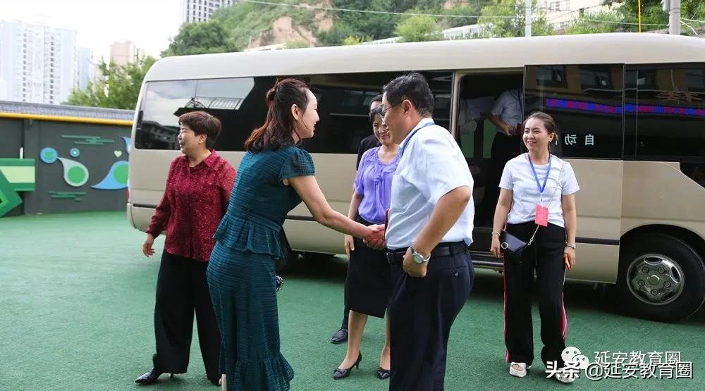 这个新扩建的学校太气派了,前来视察的领导赞不绝口