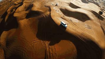 演艺圈里的职业赛车手,他是三个孩子的爸爸的英文怎么说