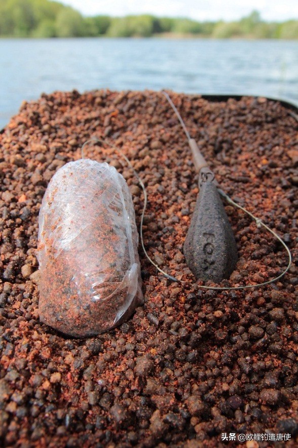 外国人钓鱼打窝技巧,老外用超大饵钓鱼