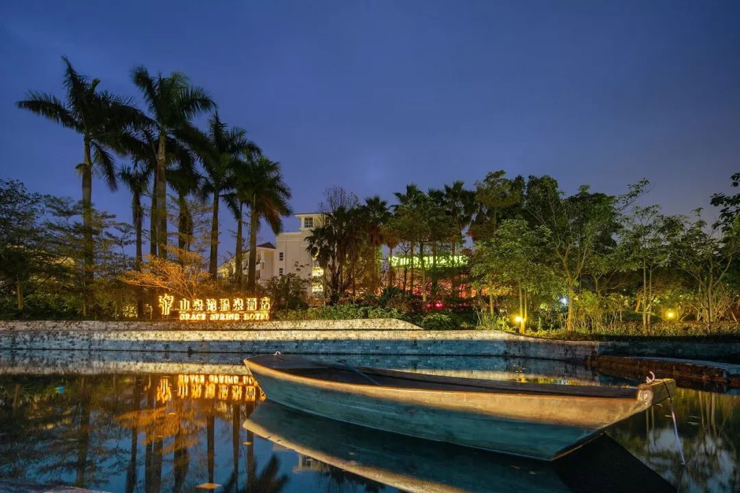 山泉湾温泉城稻草人主题农场,奢华五星