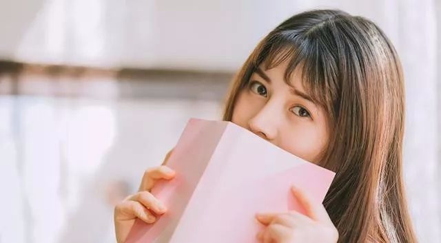 女人不主动联系你却回你消息,女人不回你消息的真实心理