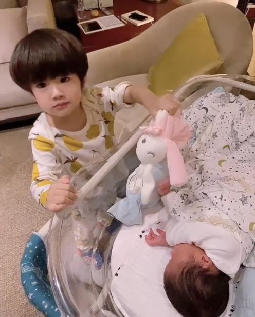 姜潮抱娃,姜潮抱儿子