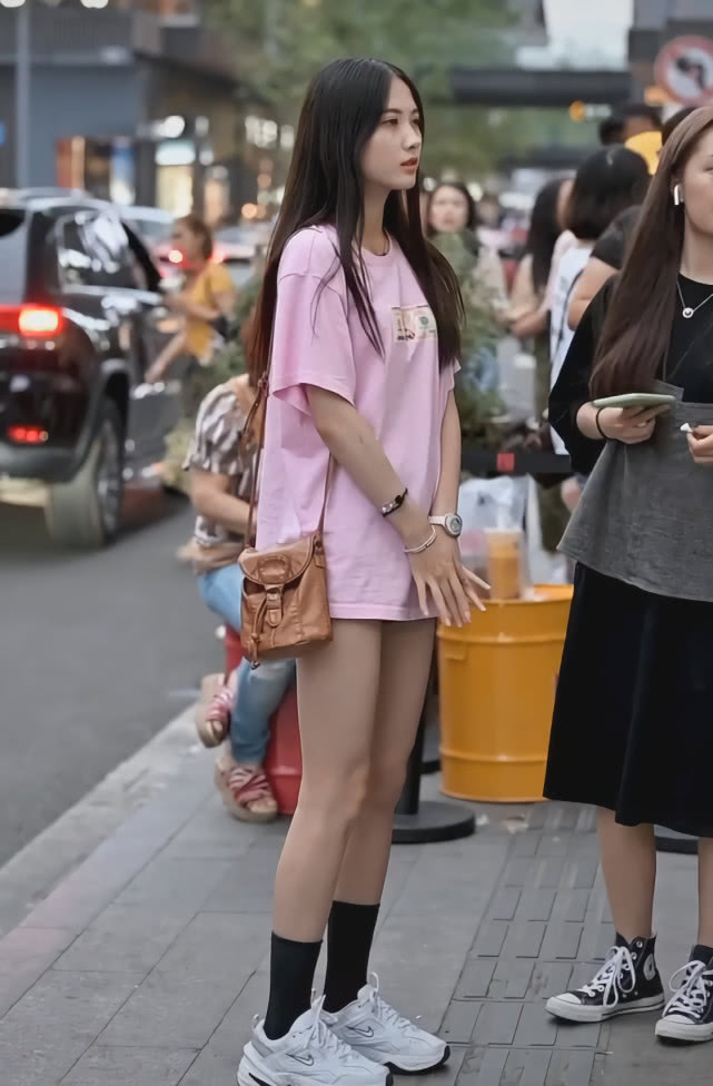 成都小甜甜粉色t恤街拍,成都小甜甜街拍黑衣服