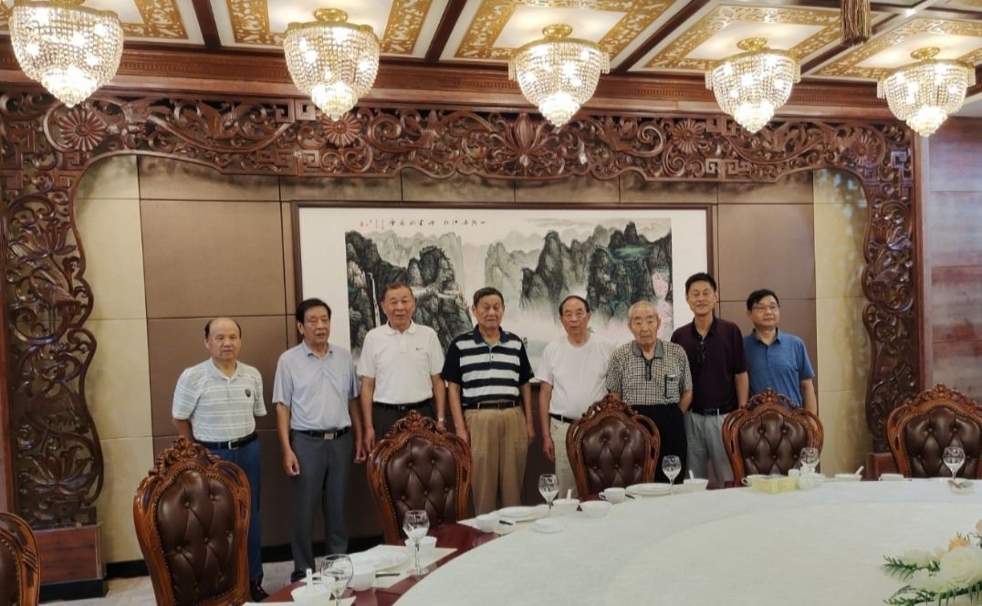 阔别四十年战友相聚画面,阔别三十六载