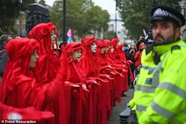 伦敦大混乱！*威示**者“血染”财政部，躺尸唐宁街，这是要上天？