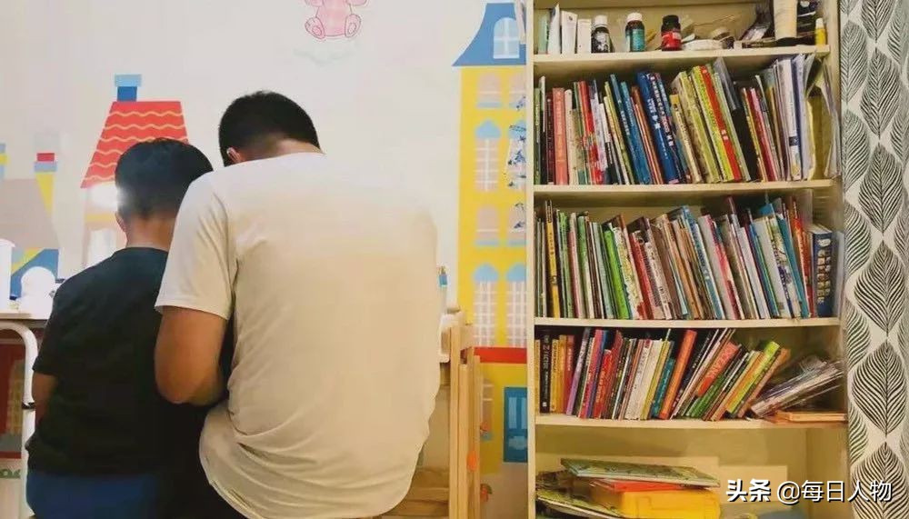 妻子发工资让丈夫全职带娃,月薪两万仍不够花,全职爸爸容易吗?