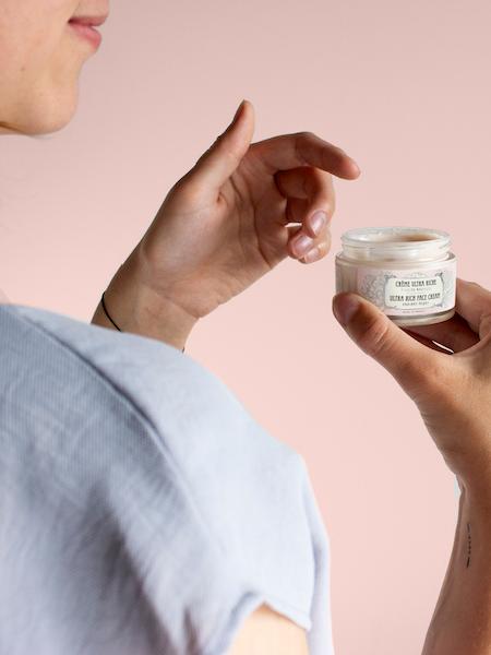 宠爱之名白无瑕美白精华,欧莱雅金致臻颜小金牌粉底液测评