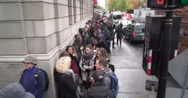 纽约蓝光后，加拿大天空呈罕见火红色光芒，形似恐怖片现场