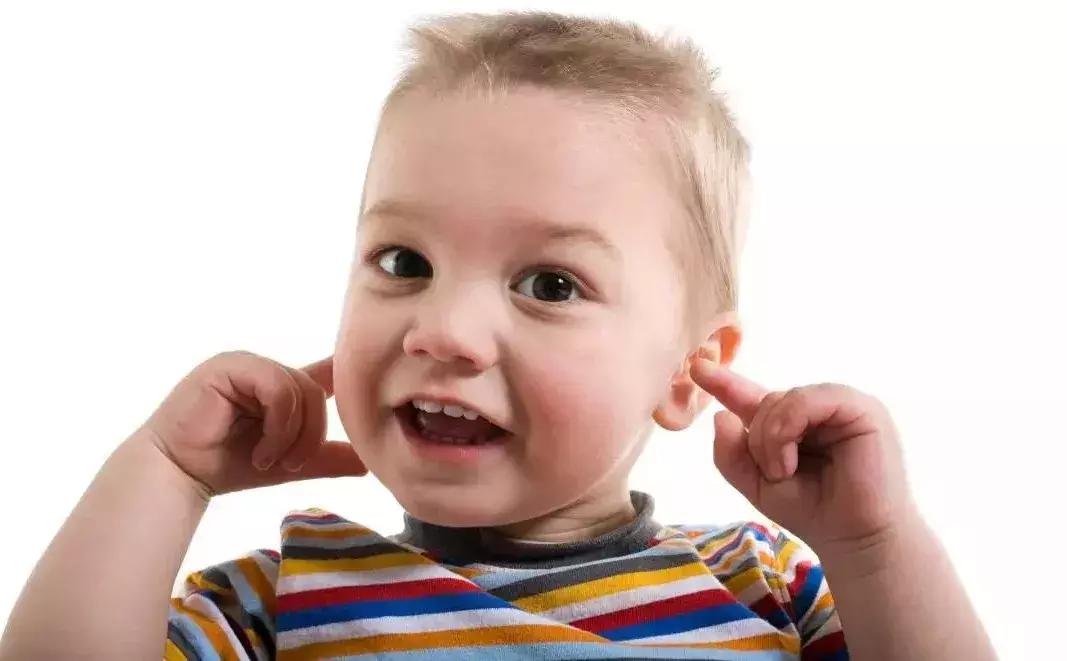 用棉签给宝宝掏耳朵,用棉签给宝宝清理外耳道