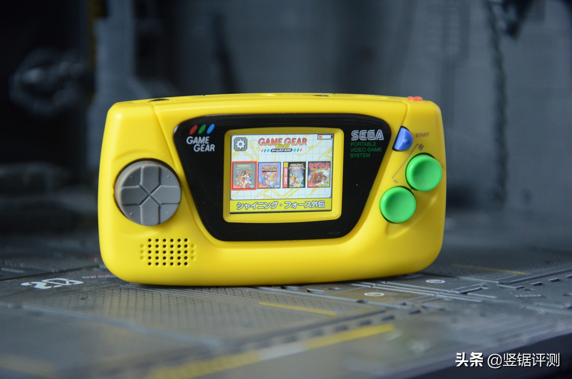 日本“迷你掌机”评测：屏幕仅1.15英寸大小，确定不是钥匙扣