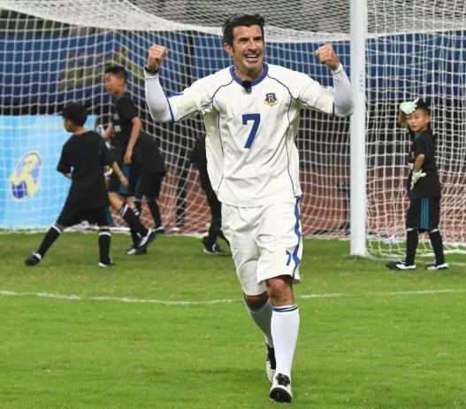 世界足球先生菲戈接受新华社采访,菲戈是几几年的足球先生