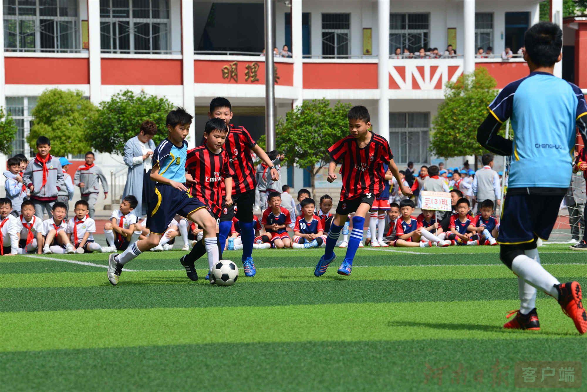 足球青少年传接球训练完成射门,足球名场面小将背脚弧线球