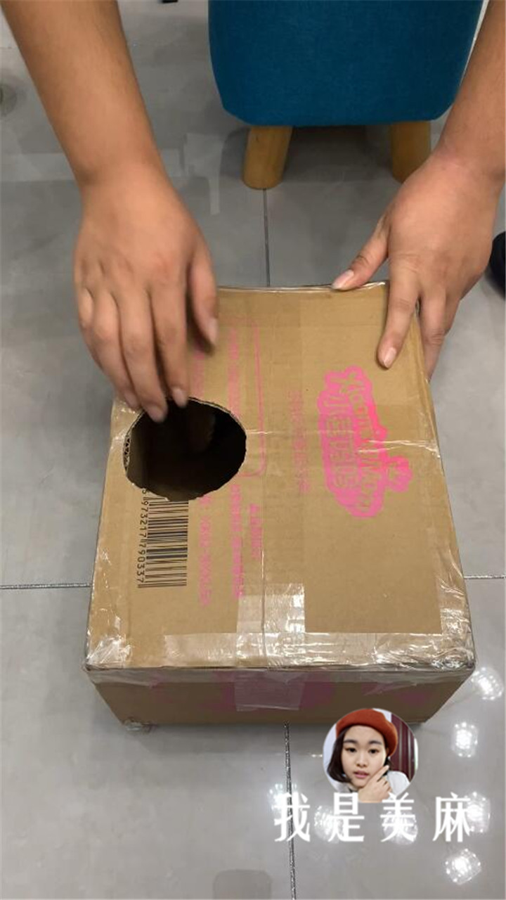 爸爸用快递纸箱做个大公鸡，孩子不停地跳来跳去，就像下蛋一样