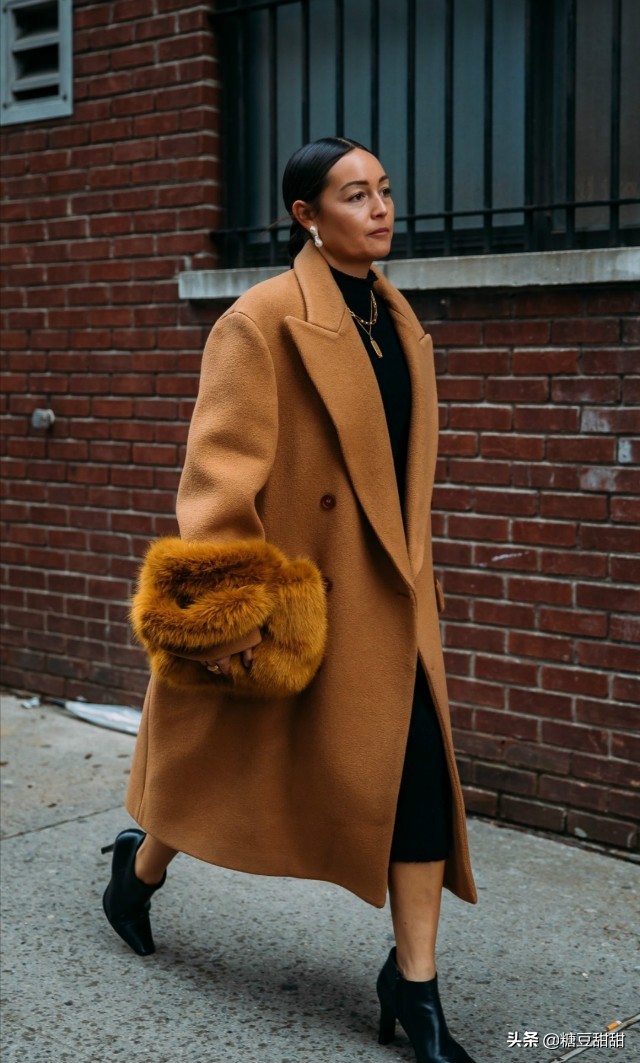 穿大衣配短雪地靴好看么,雪地靴鞋搭配大衣好看吗