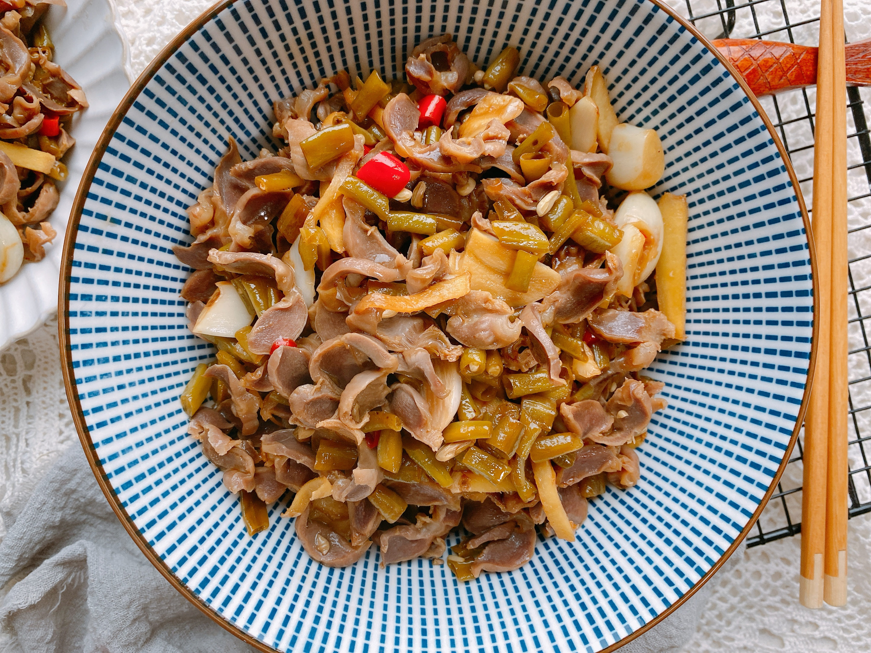 鸡胗炒酸豆角怎么做好吃又脆爽,鸡胗炒酸豆角鸡胗要焯水吗