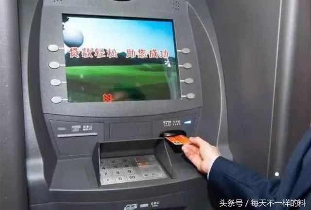银行卡被吞了还傻傻的去柜台办吗，教你一招，一分钟取出银行卡