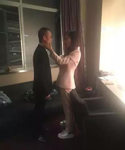 田朴珺夸王石穿dior西装帅,王石田朴珺米兰行