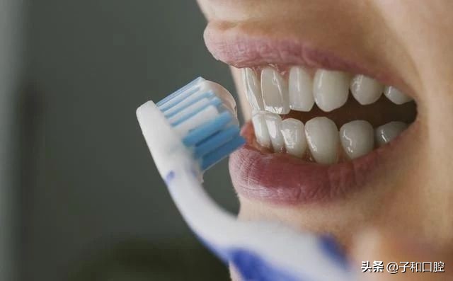 刷牙姿势不对导致补牙,刷牙姿势不对导致牙龈有裂痕