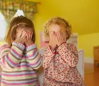 孩子胆小害怕是教育过早造成的吗,孩子总是特别害怕犯错