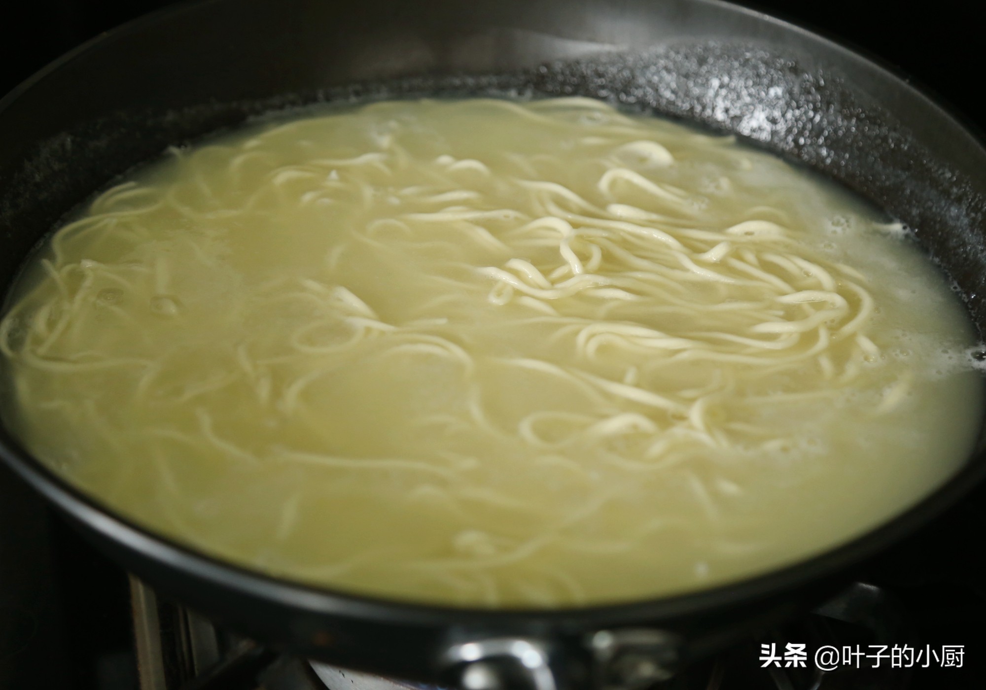 凉拌糖醋凉面怎么做才好吃,两分钟教你凉面做法夏天吃最可口