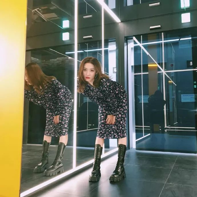 南韩第一腿精宣美穿搭,南韩腿精宣美黄色卫衣