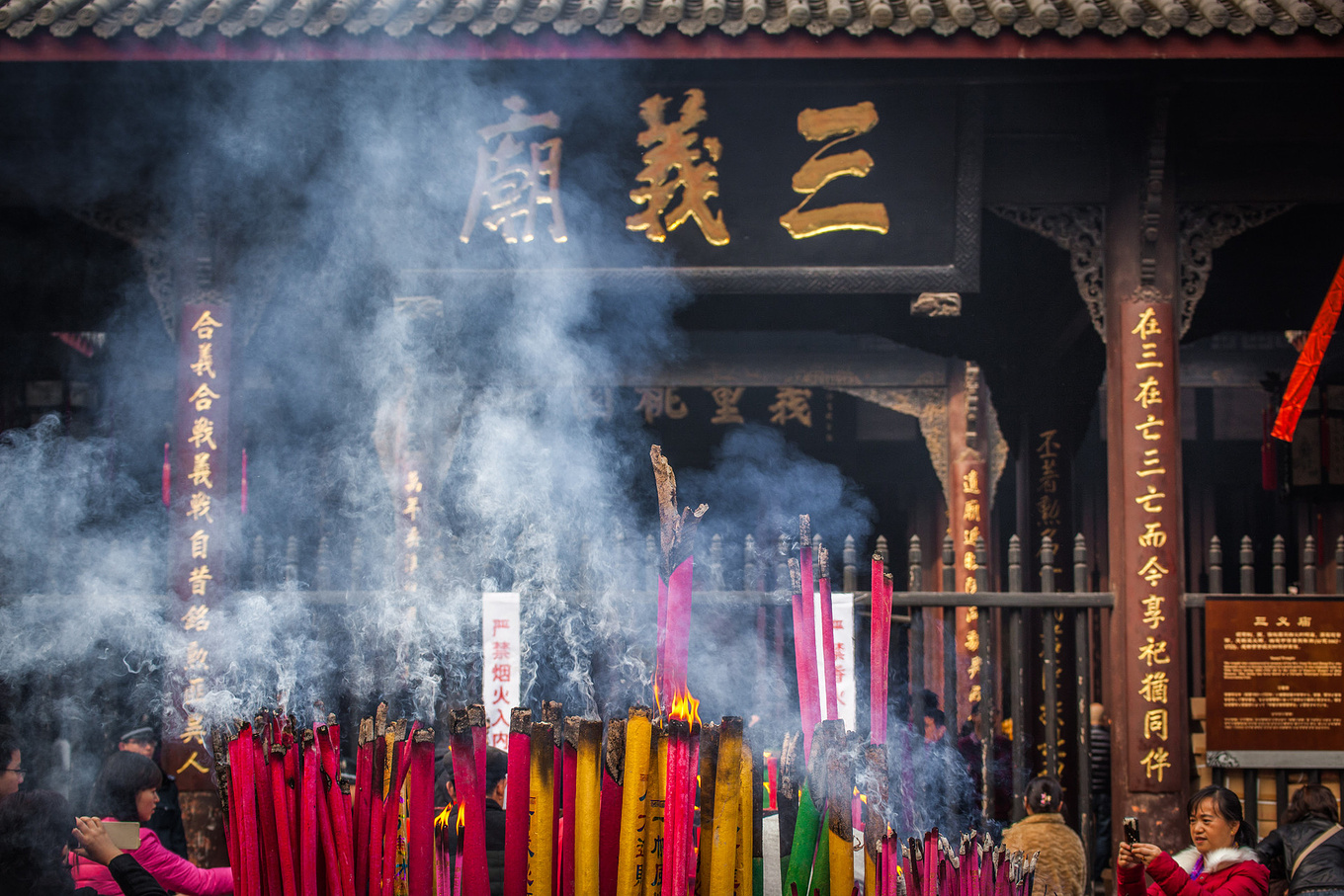 成都旅游最值得去的3个景点，武侯祠看历史，锦里宽窄巷子吃到撑