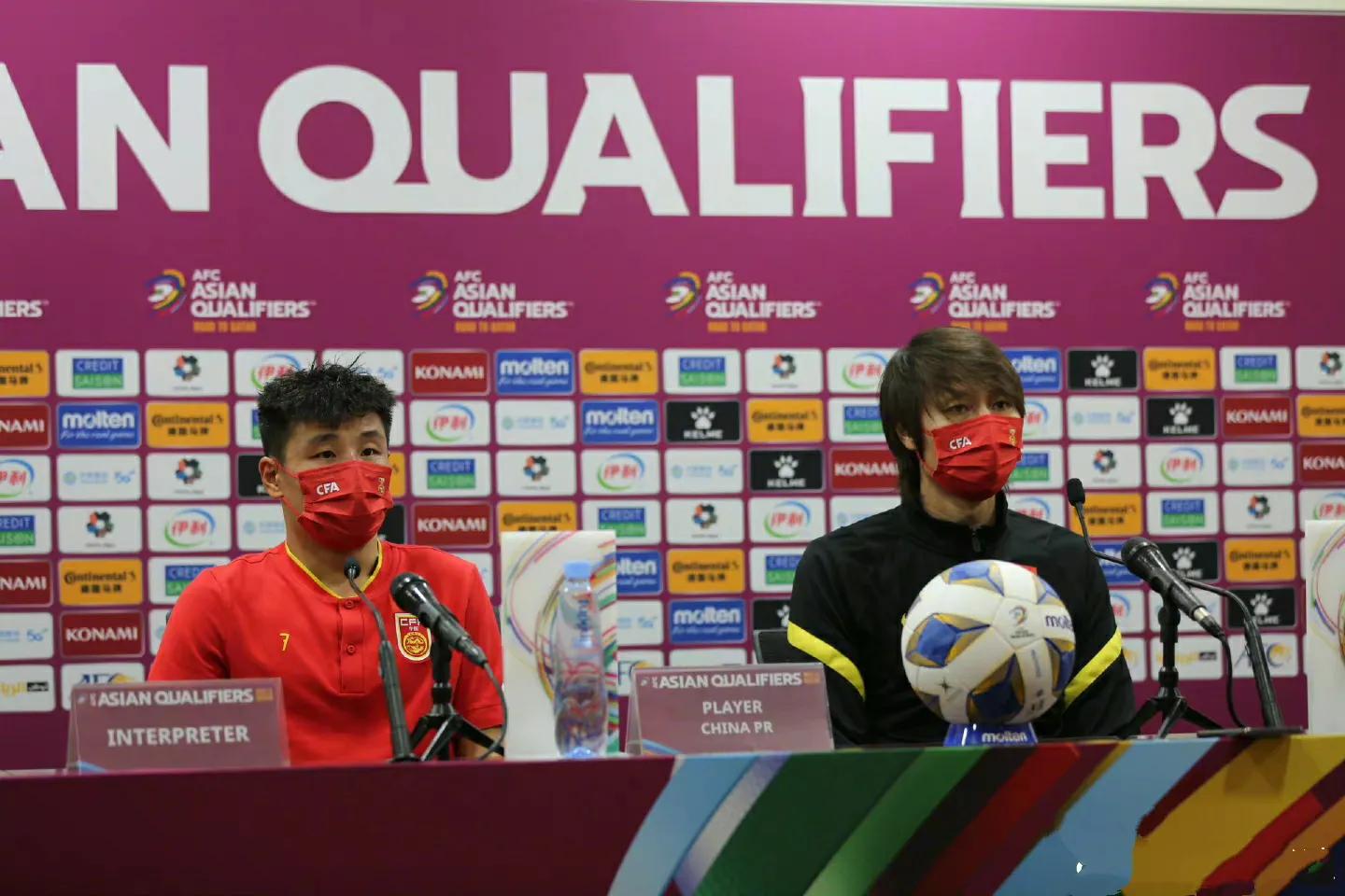 看国足赢球反应,国足vs越南赛后采访李铁李霄鹏