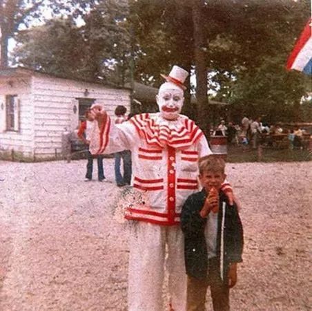 现实中的小丑在跟人类打招呼,世界上的小丑到底有多可怕呢