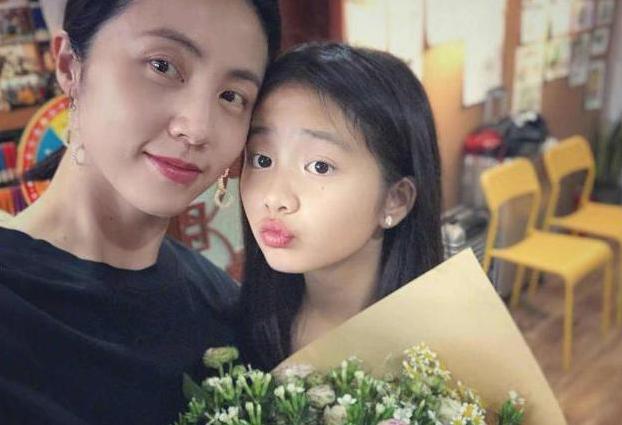 黄多多被传遭学校开除，黄磊报警后闹剧才停止，为何她总被质疑？