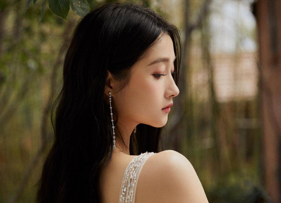 关晓彤素颜起床片段,关晓彤深夜秀香肩