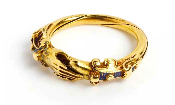 珍珠当牙签，红宝石镶圣经，还是Gucci和香奈儿的灵感缪斯