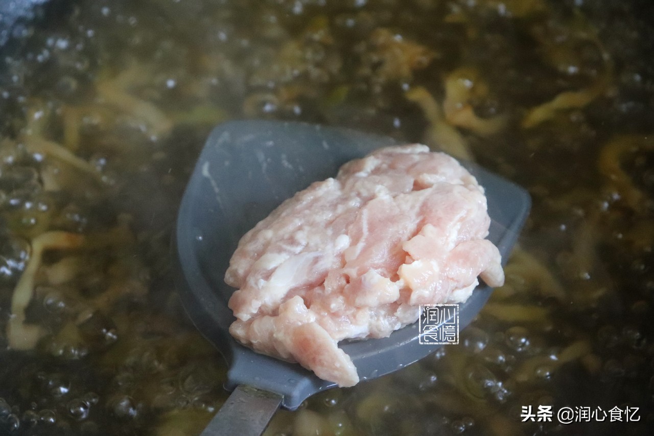 “大陆人吃不起榨菜”，我奢侈一回，用涪陵榨菜做道荤汤，羡慕吧