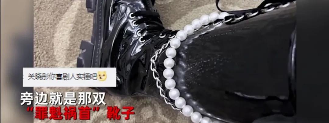 关晓彤皮靴掉色染黑袜子，毫无偶像包袱晒照，网友爆笑：脚好大