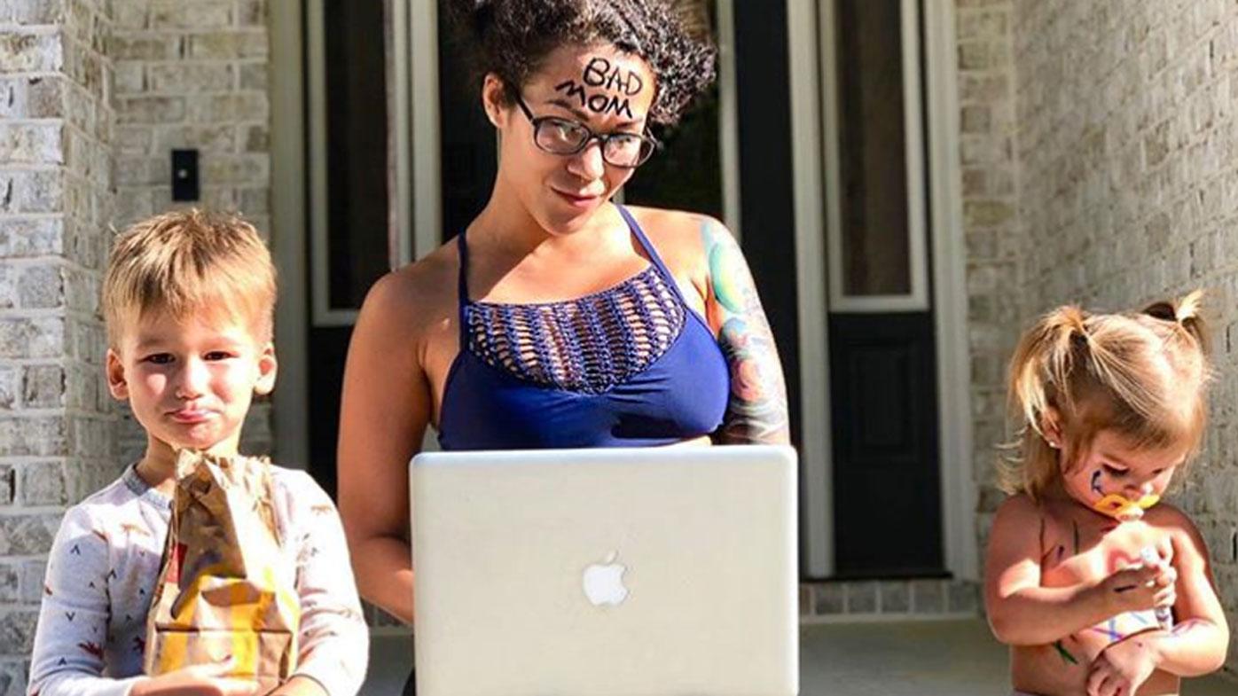 美国“坏妈妈”纹身穿刺有腹肌,网友评头论足,妈妈漂亮回应