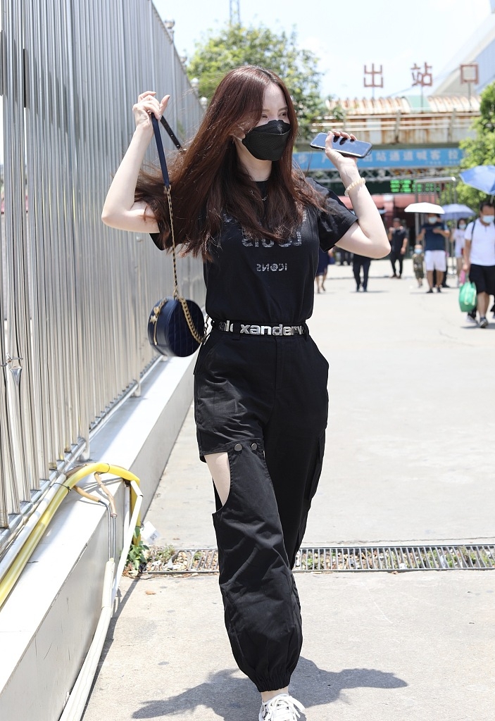 张萌也不好好穿衣，穿工装裤挖个大洞，网友：看着好少女