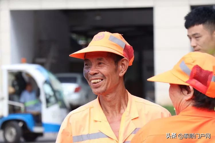 浙江龙泉爱心冰箱免费拿水喝,温州供电公司为爱心冰柜添水