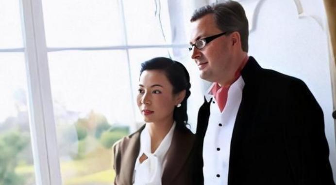 天津女孩恋外国“抠门”小子,见家长才发现,男方拥有6千平豪宅