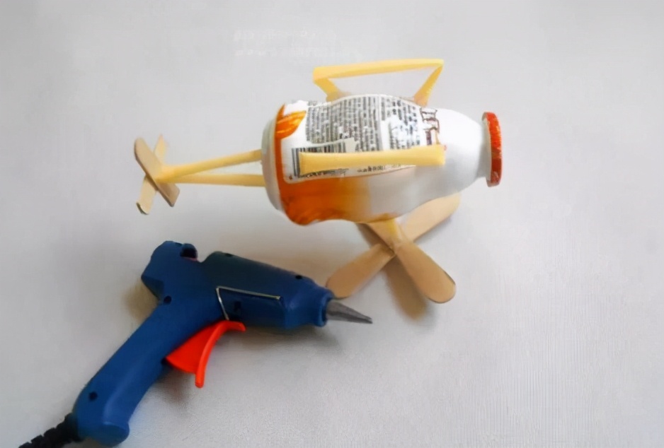 能飞的手工飞机制作幼儿园,国庆幼儿园手工制作飞机图文