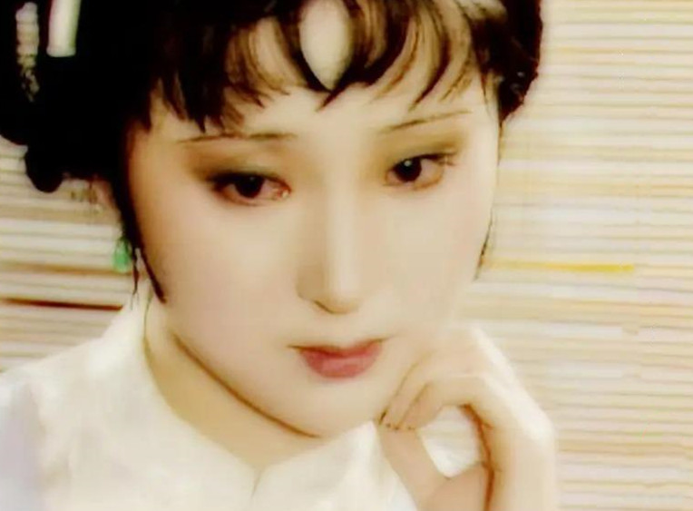 2段婚姻，和丈夫剃度出家，41岁病逝，父亲跪在地上埋怨自己