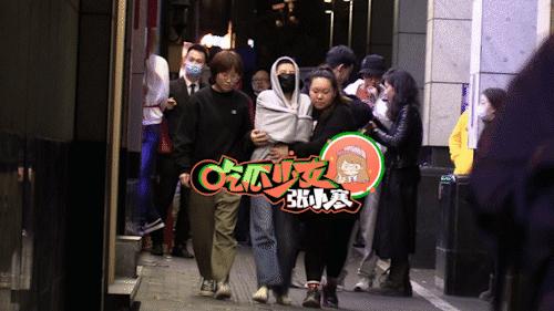 宋祖儿酒后踢路人事件,宋祖儿被人踢视频