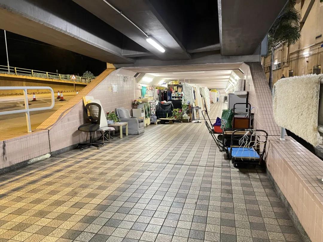 住在香港的地下通道里,香港地下通道住宿视频