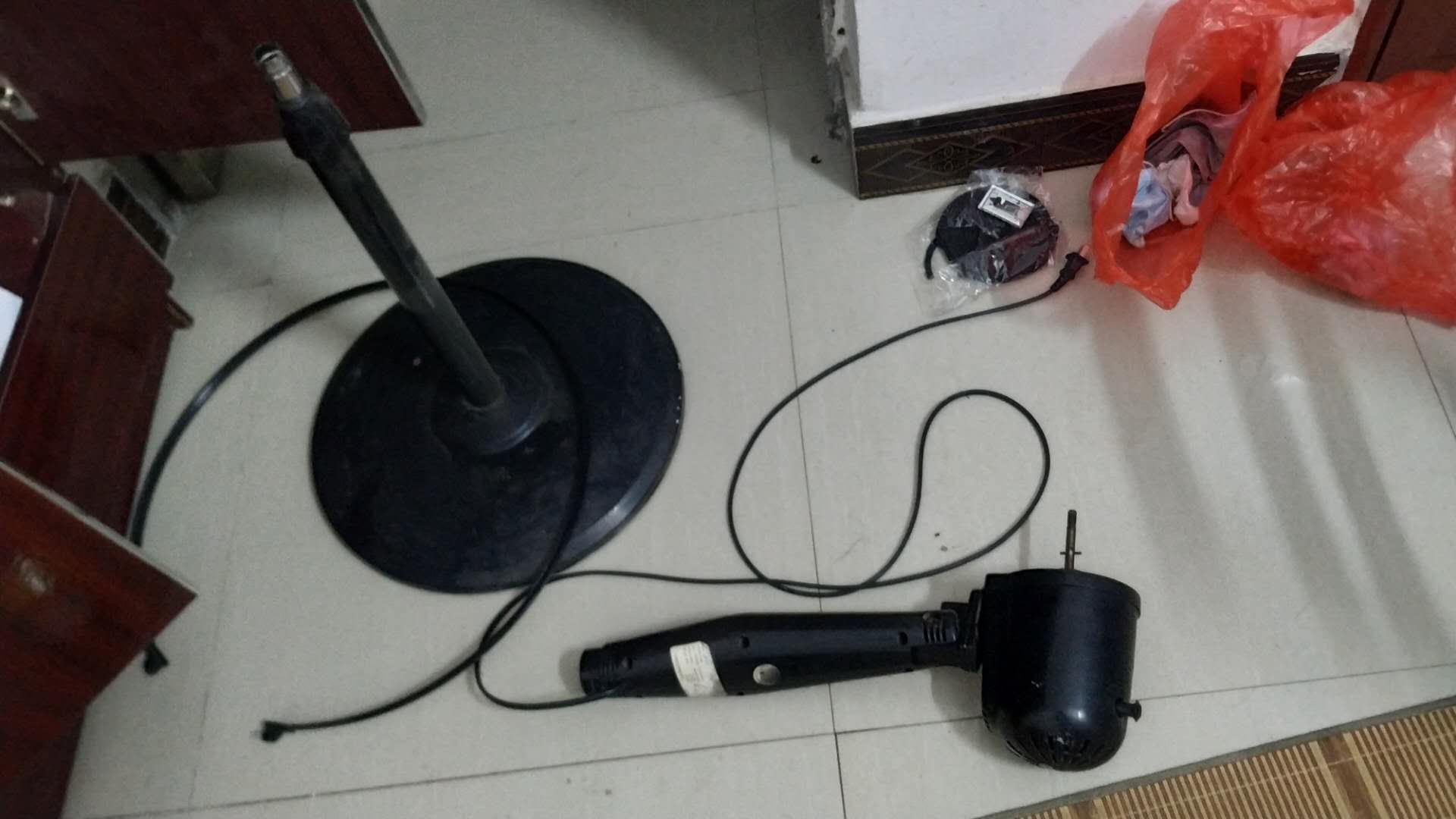 捡到了一个旧风扇,在外面捡到一个电动小风扇
