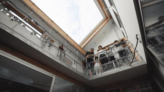 他在市中心建了一座房，38㎡住一家五口，居然没屋顶？