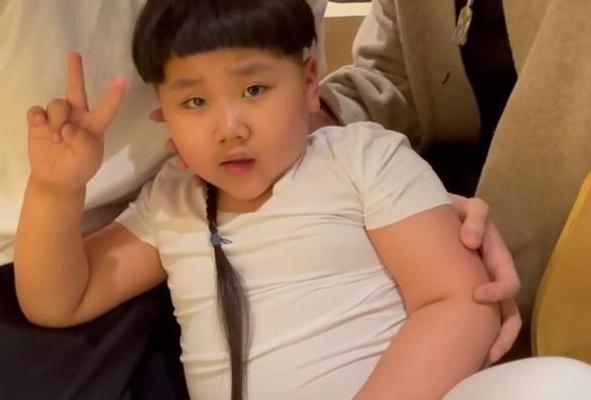 郭德纲小儿子照曝光基因强大,郭德纲6岁小儿子罕曝近照