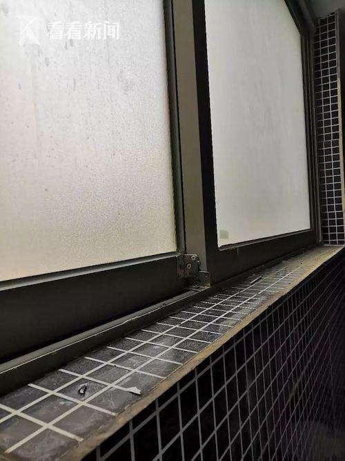 学校厕所被锯掉一半,学校厕所门被拆