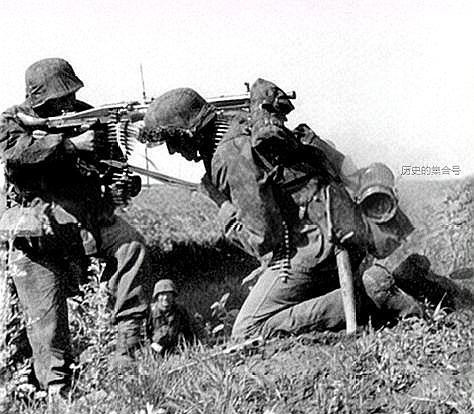 老照片里的德国*党**卫军，手里家伙太亮眼，一支让男人都尖叫的队伍