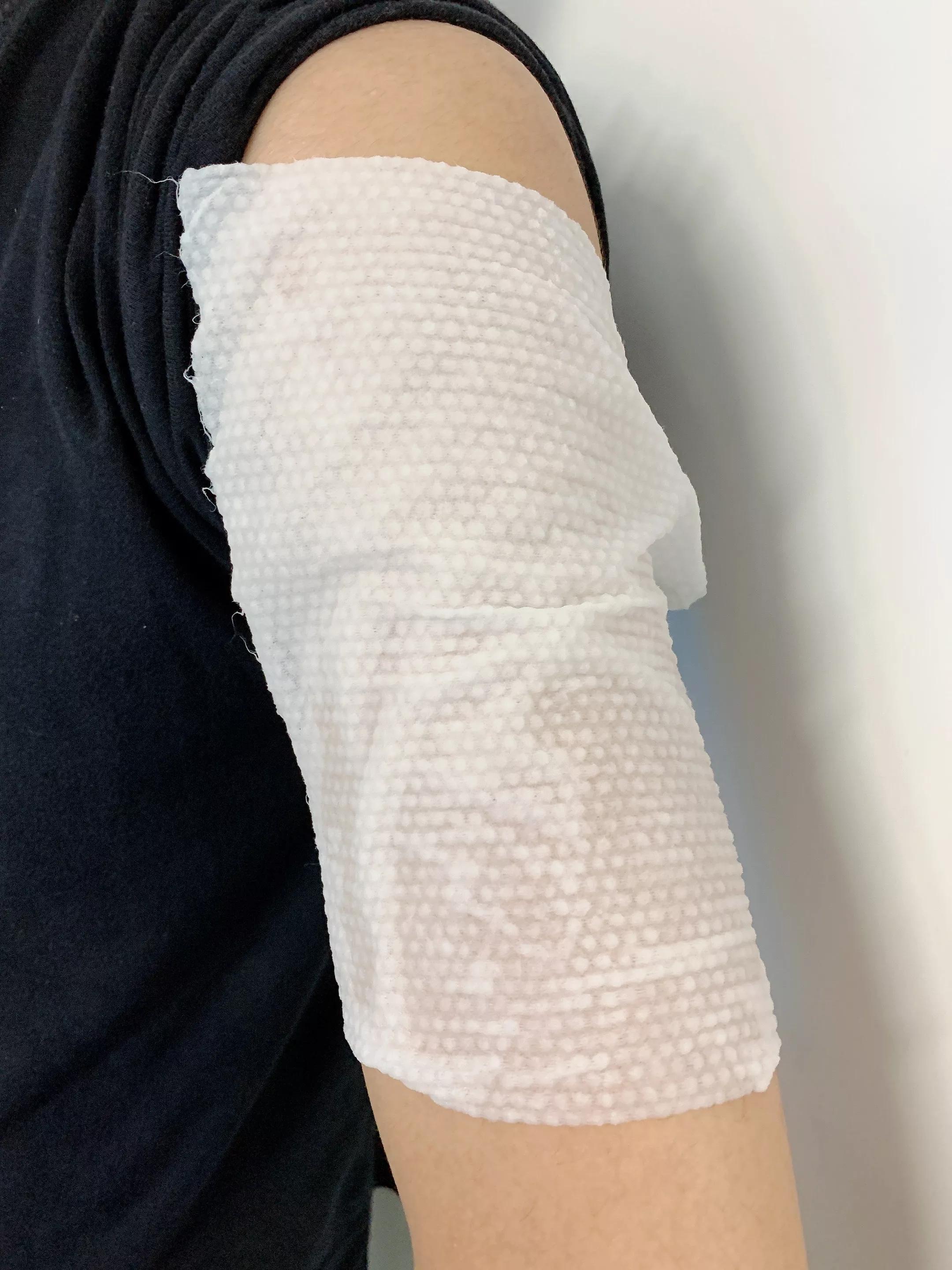 男朋友手臂上长很多小痘痘,男朋友手臂很多痘痘